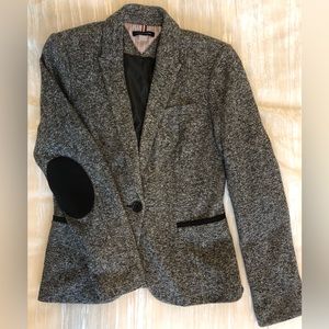 Women’s Tommy Hilfiger blazer, size 2. Super comfortable. Never worn & NWT.